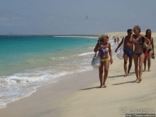 Широкий и прекрасный пляж и музыка волн