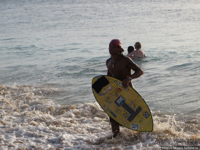 Широкий и прекрасный пляж и музыка волн