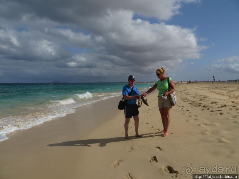 Широкий и прекрасный пляж и музыка волн