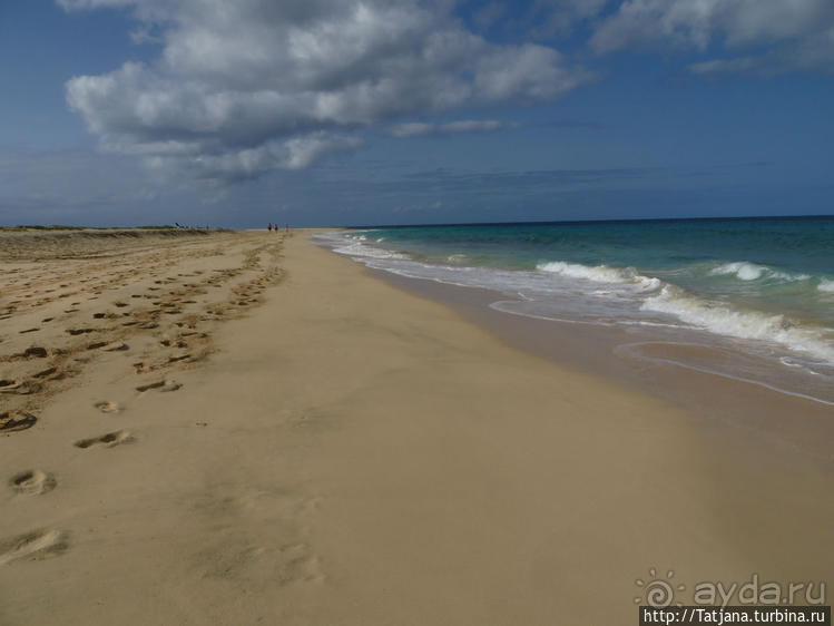 Широкий и прекрасный пляж и музыка волн