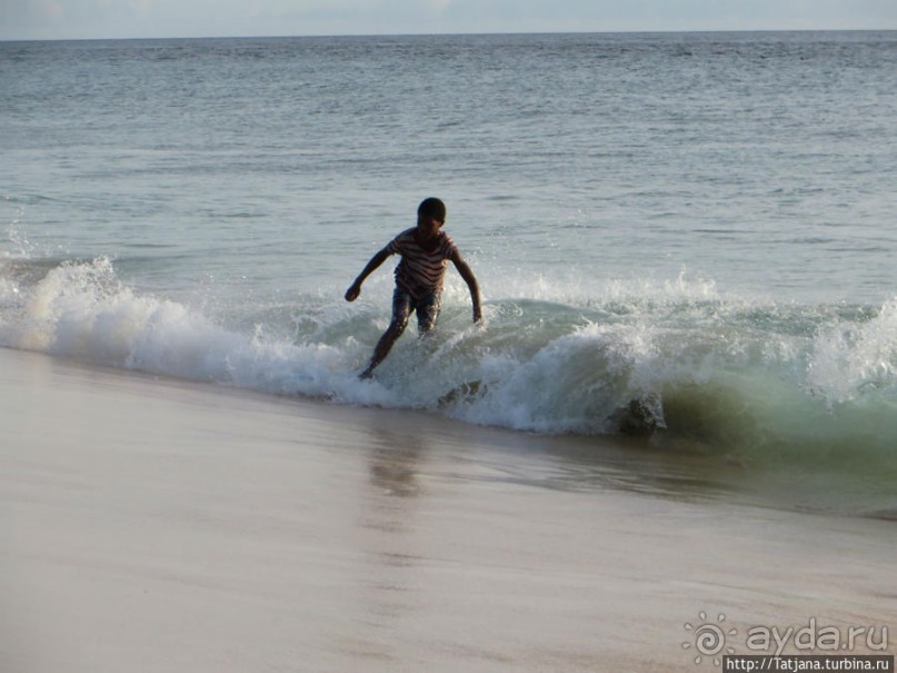 Широкий и прекрасный пляж и музыка волн