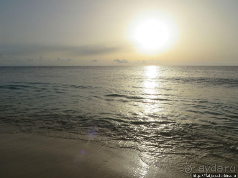 Широкий и прекрасный пляж и музыка волн