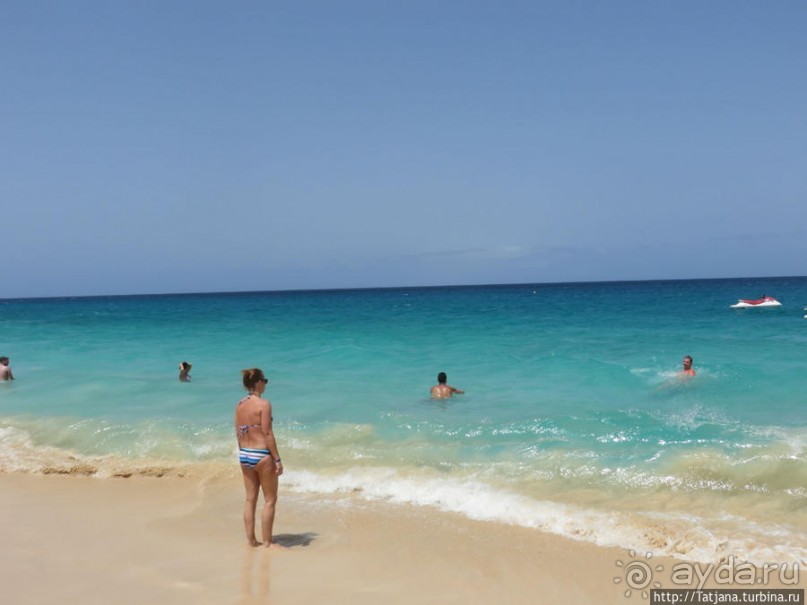 Широкий и прекрасный пляж и музыка волн