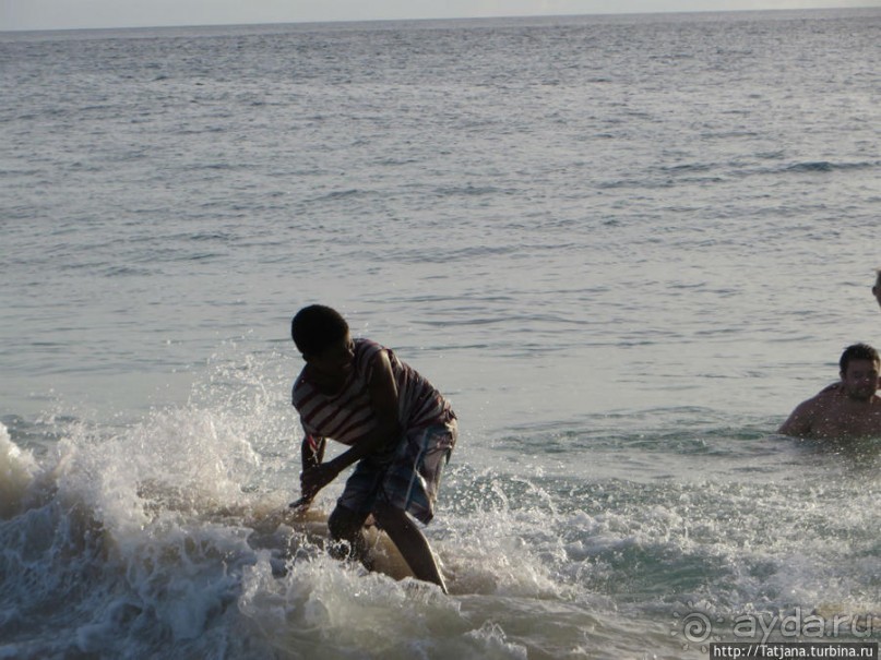 Широкий и прекрасный пляж и музыка волн