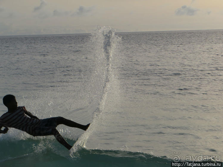 Широкий и прекрасный пляж и музыка волн