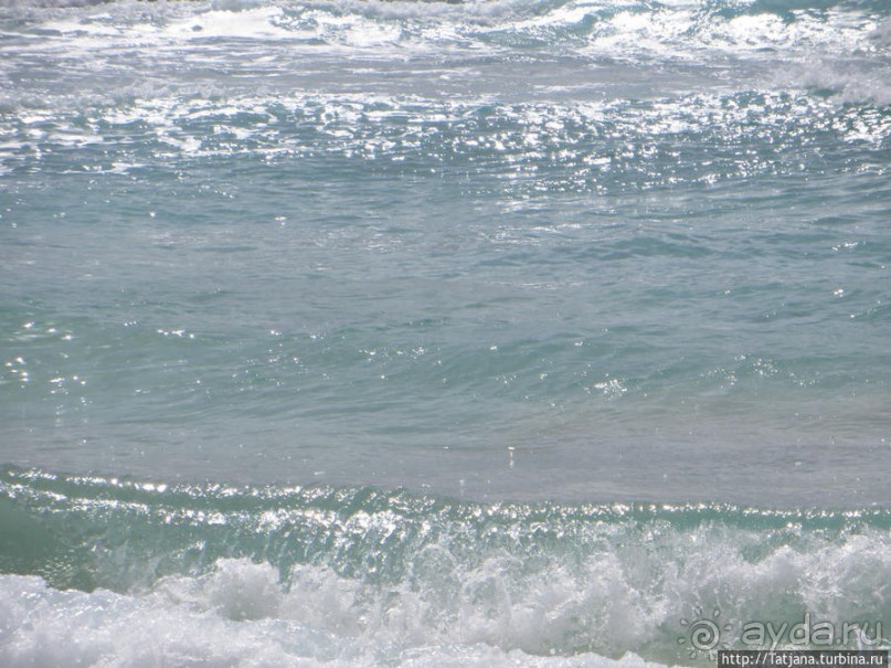 Широкий и прекрасный пляж и музыка волн