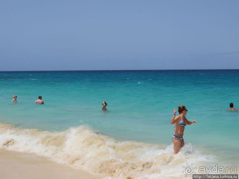 Широкий и прекрасный пляж и музыка волн