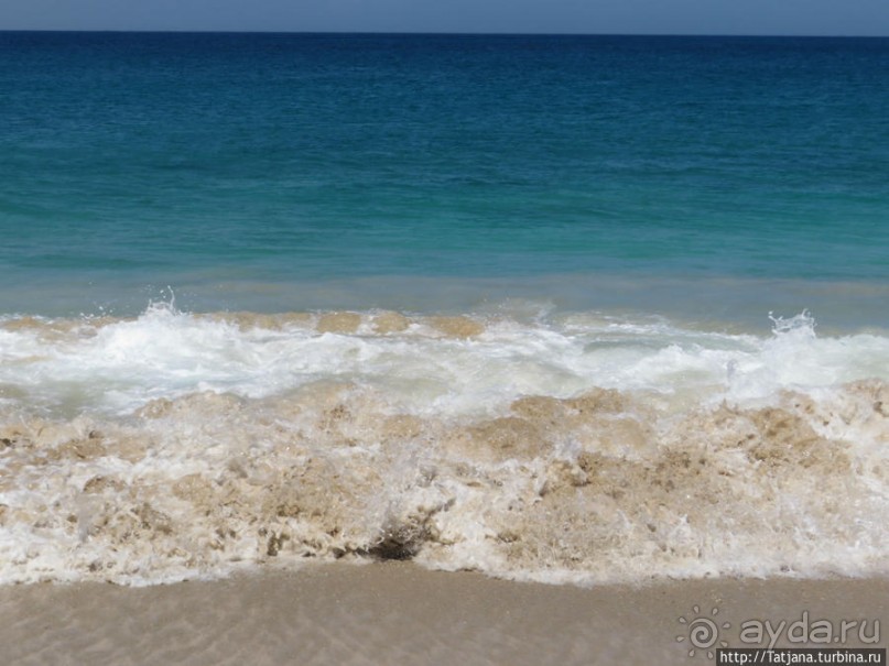 Широкий и прекрасный пляж и музыка волн