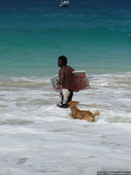 Широкий и прекрасный пляж и музыка волн