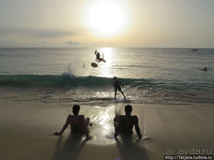 Широкий и прекрасный пляж и музыка волн
