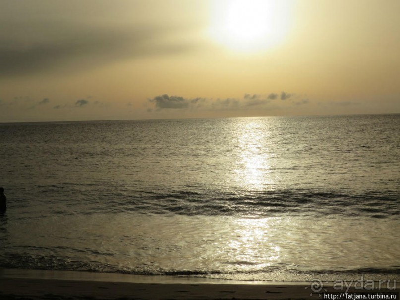 Широкий и прекрасный пляж и музыка волн