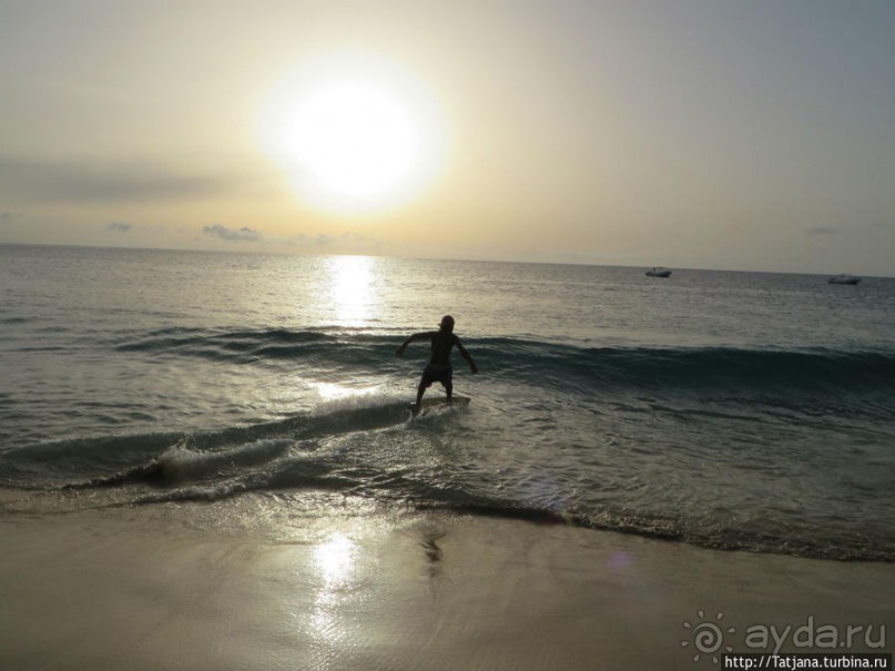 Широкий и прекрасный пляж и музыка волн