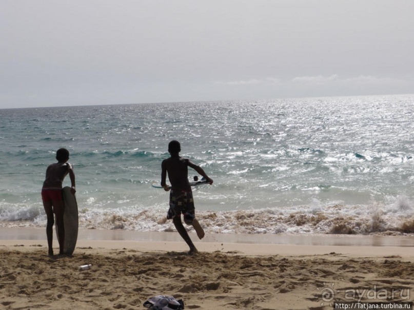 Широкий и прекрасный пляж и музыка волн