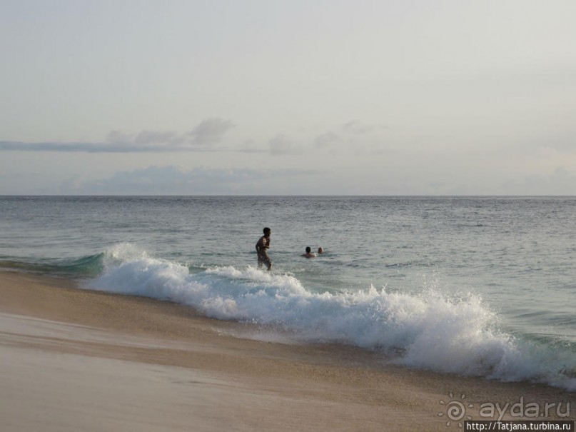 Широкий и прекрасный пляж и музыка волн