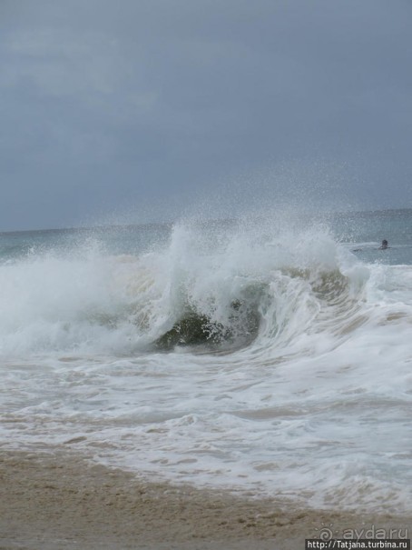 Широкий и прекрасный пляж и музыка волн