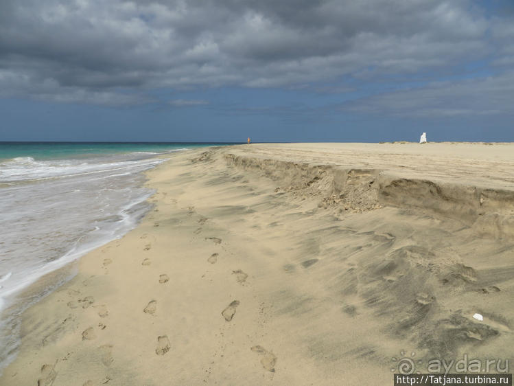 Широкий и прекрасный пляж и музыка волн