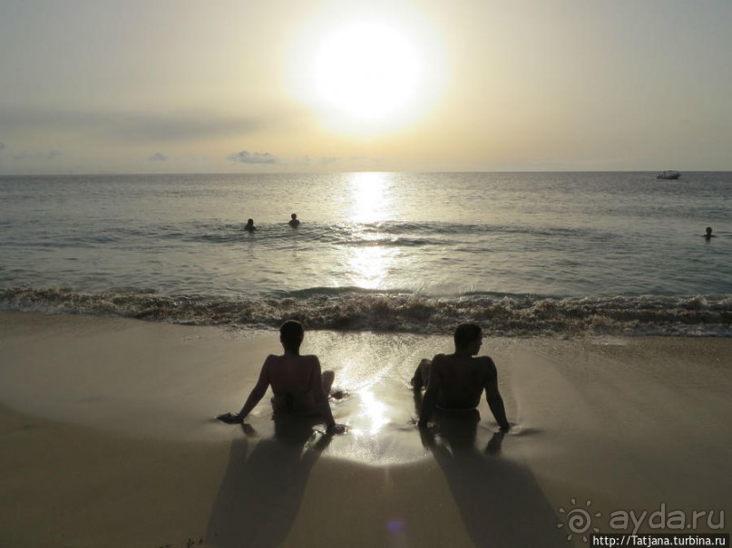 Широкий и прекрасный пляж и музыка волн