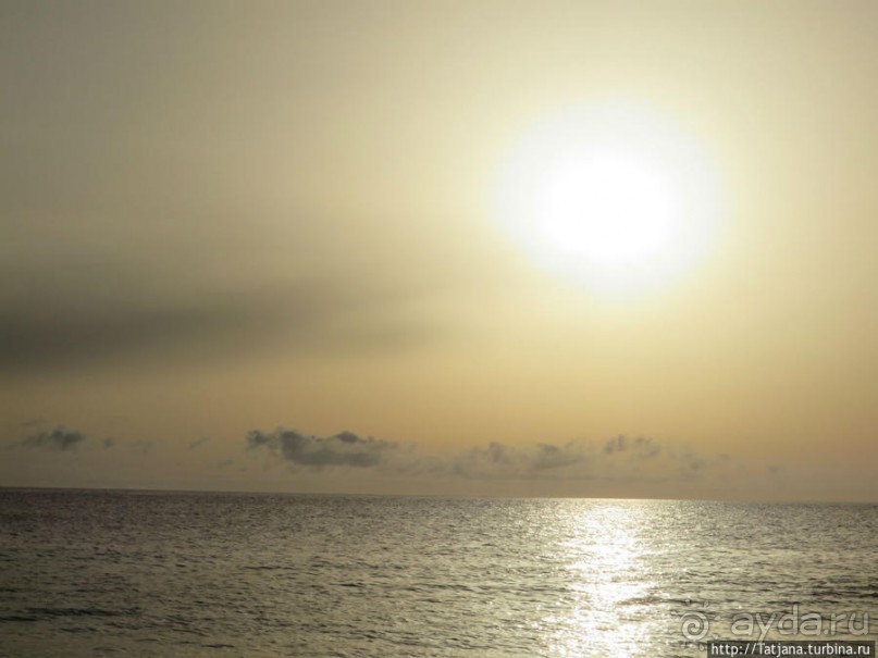 Широкий и прекрасный пляж и музыка волн