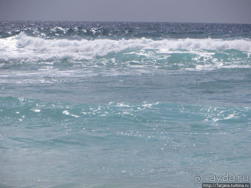 Широкий и прекрасный пляж и музыка волн