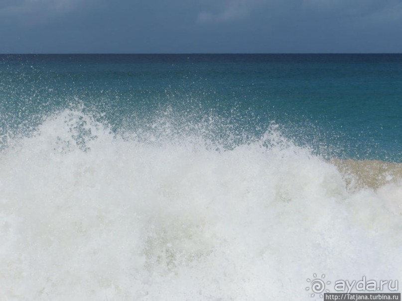 Широкий и прекрасный пляж и музыка волн