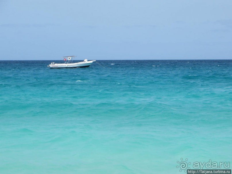 Широкий и прекрасный пляж и музыка волн