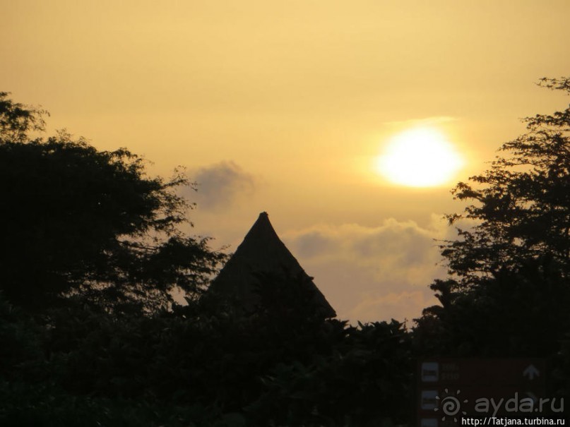 Широкий и прекрасный пляж и музыка волн