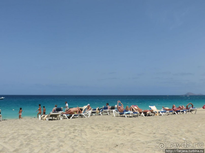 Широкий и прекрасный пляж и музыка волн