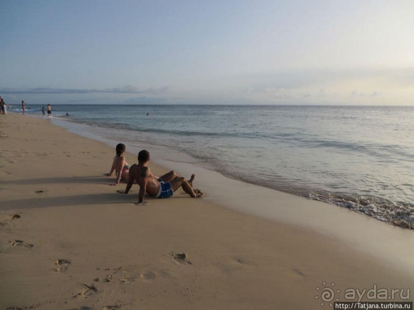 Широкий и прекрасный пляж и музыка волн