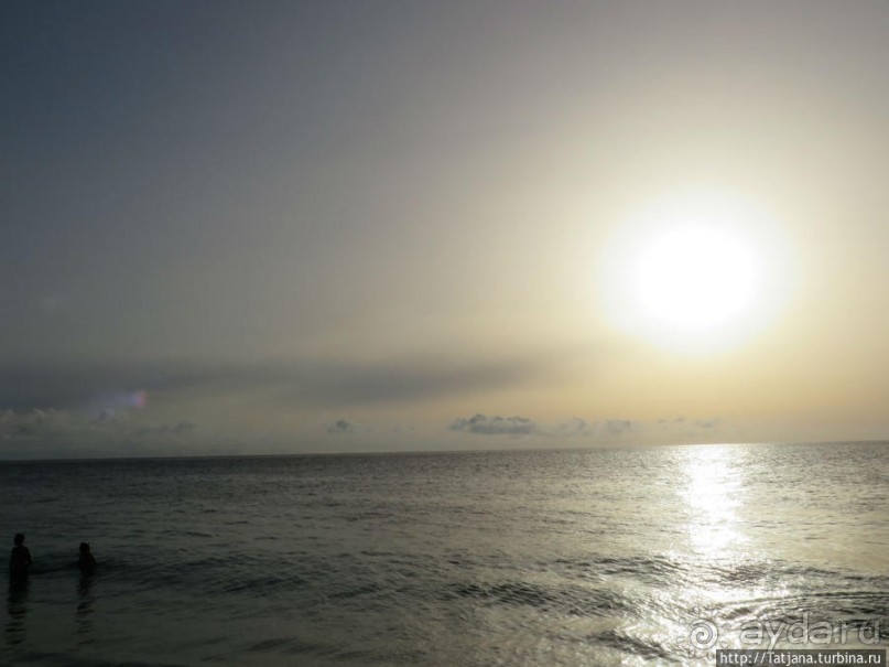 Широкий и прекрасный пляж и музыка волн