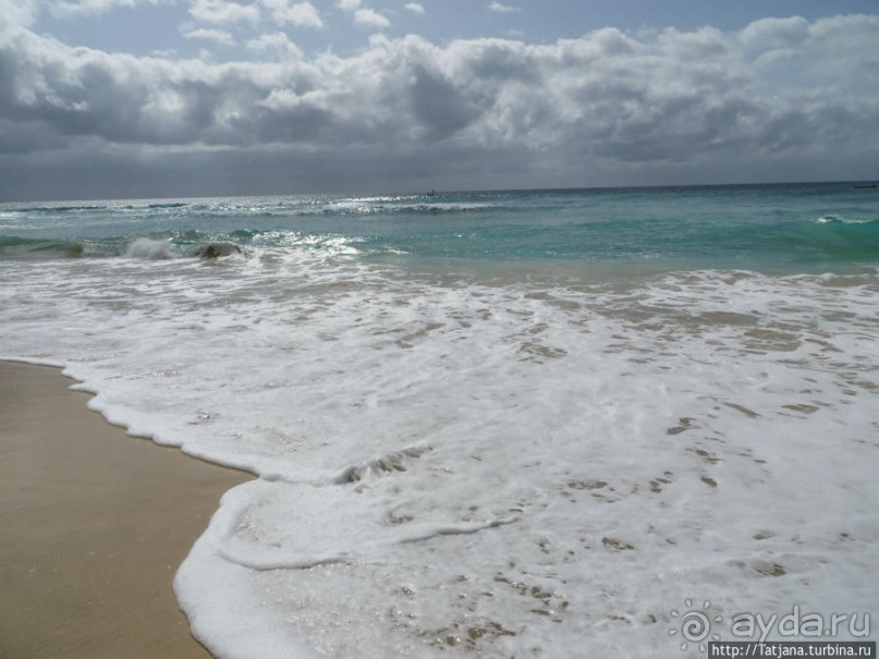 Широкий и прекрасный пляж и музыка волн