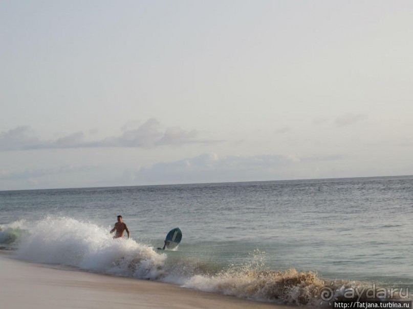 Широкий и прекрасный пляж и музыка волн
