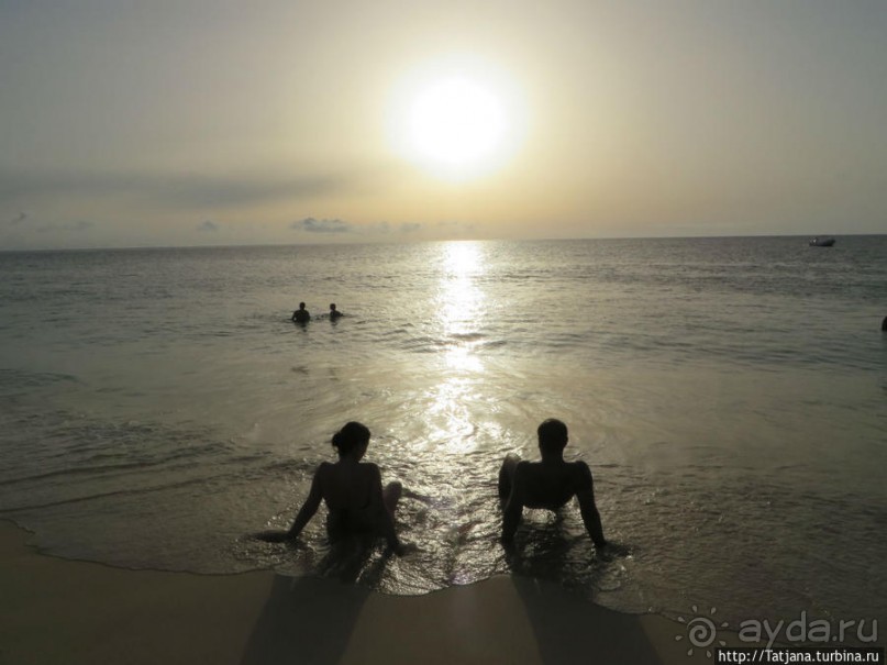 Широкий и прекрасный пляж и музыка волн