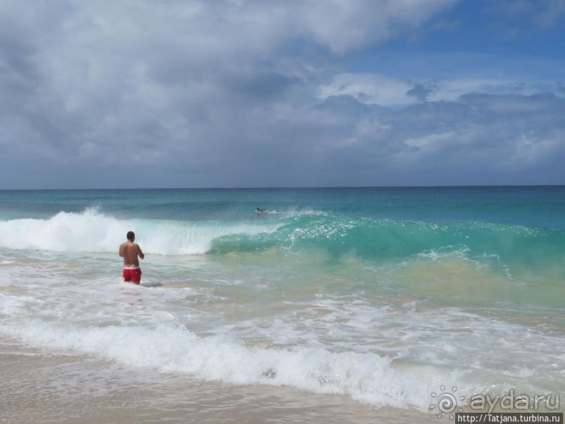 Широкий и прекрасный пляж и музыка волн
