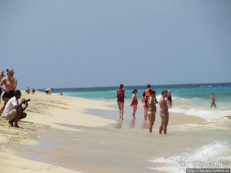 Широкий и прекрасный пляж и музыка волн