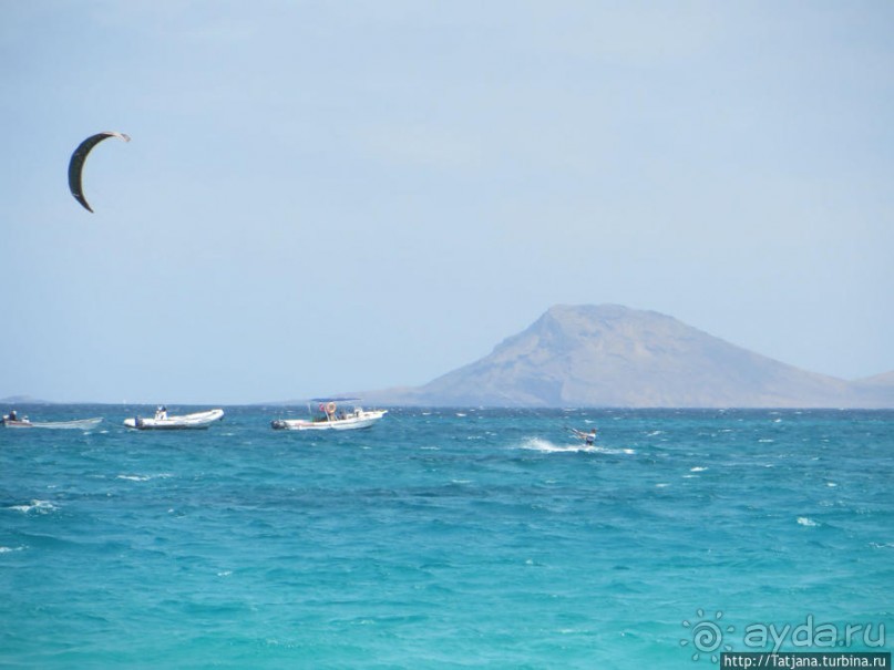 Широкий и прекрасный пляж и музыка волн