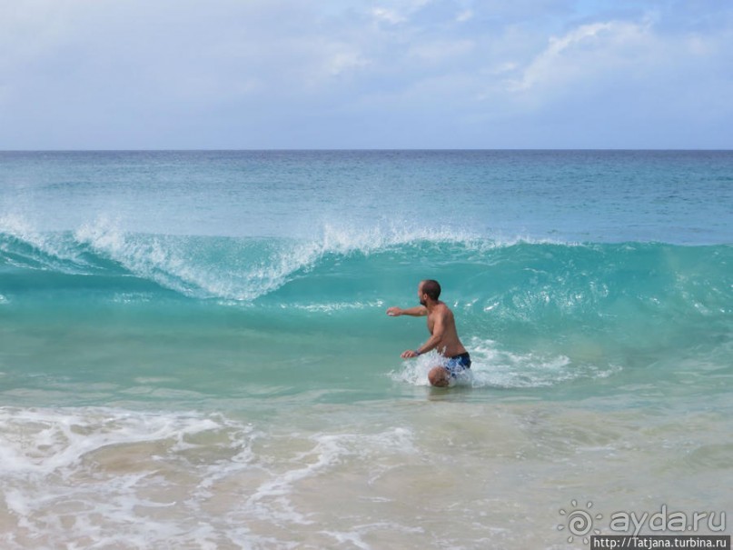 Широкий и прекрасный пляж и музыка волн