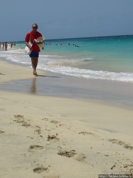 Широкий и прекрасный пляж и музыка волн