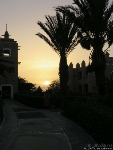 Широкий и прекрасный пляж и музыка волн