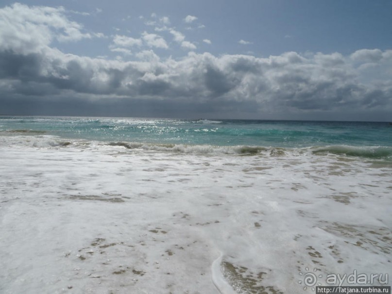 Широкий и прекрасный пляж и музыка волн