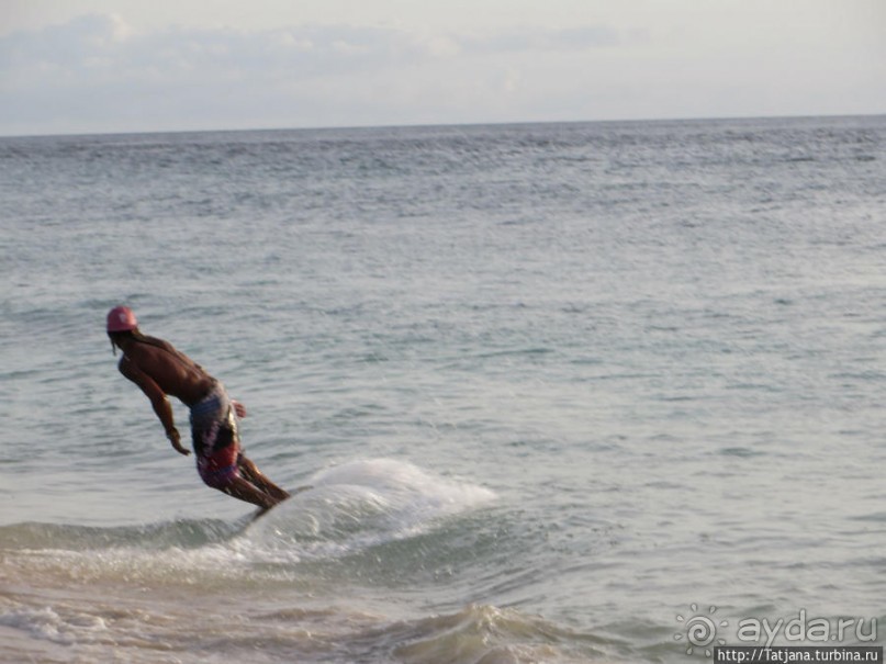 Широкий и прекрасный пляж и музыка волн