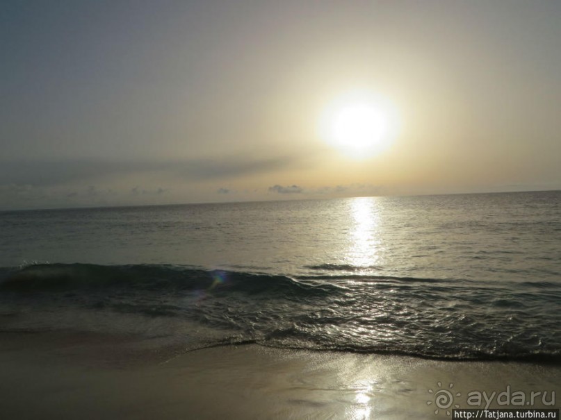 Широкий и прекрасный пляж и музыка волн