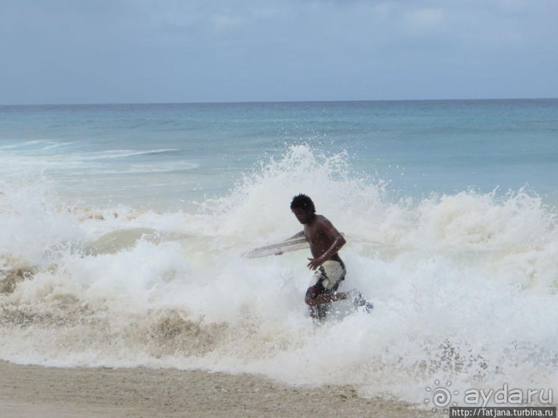 Широкий и прекрасный пляж и музыка волн