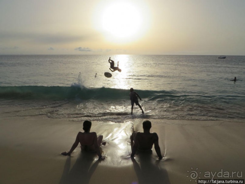 Широкий и прекрасный пляж и музыка волн