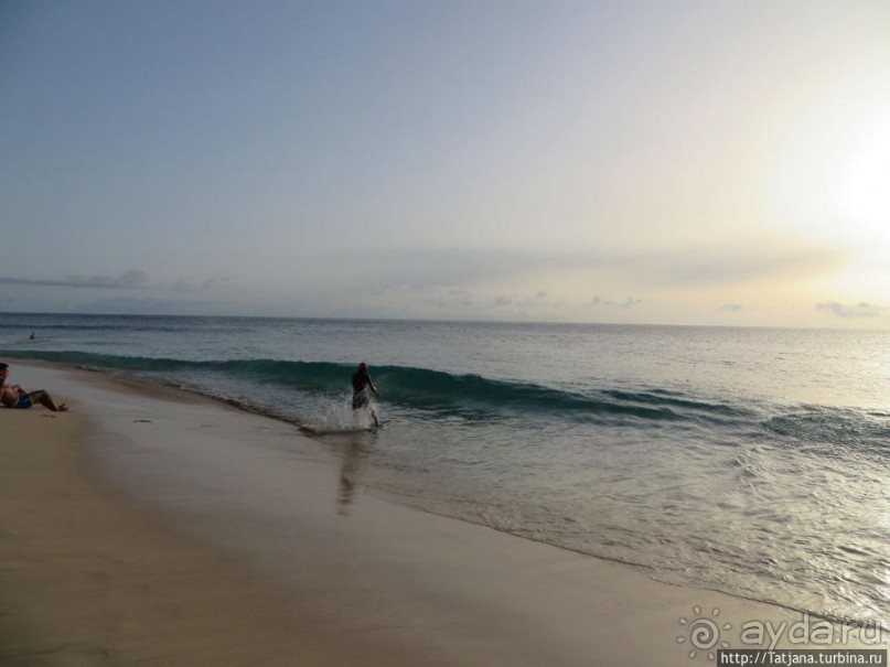Широкий и прекрасный пляж и музыка волн