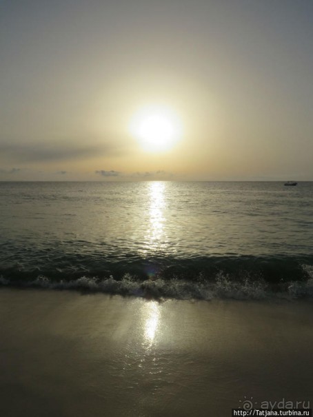 Широкий и прекрасный пляж и музыка волн