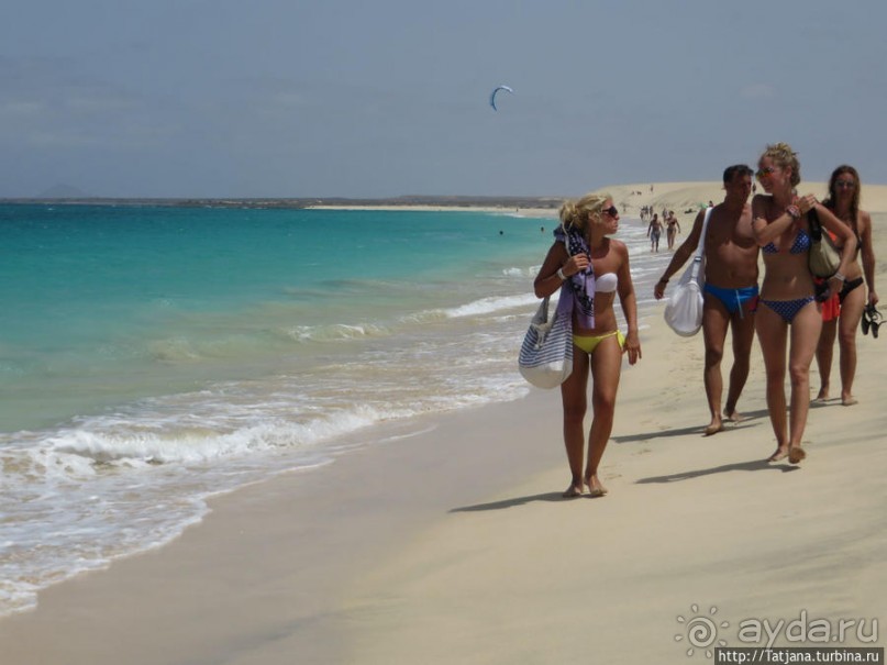 Широкий и прекрасный пляж и музыка волн