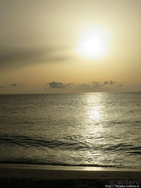 Широкий и прекрасный пляж и музыка волн