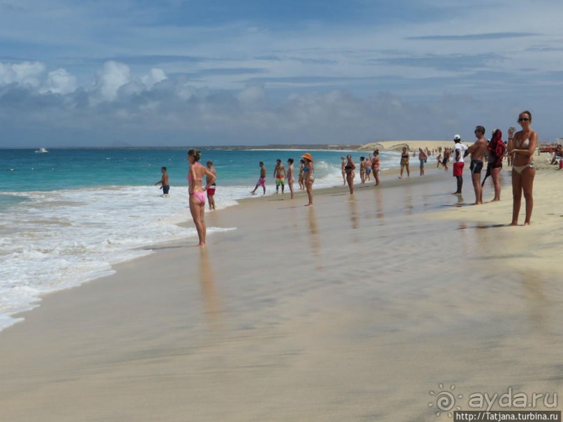 Широкий и прекрасный пляж и музыка волн