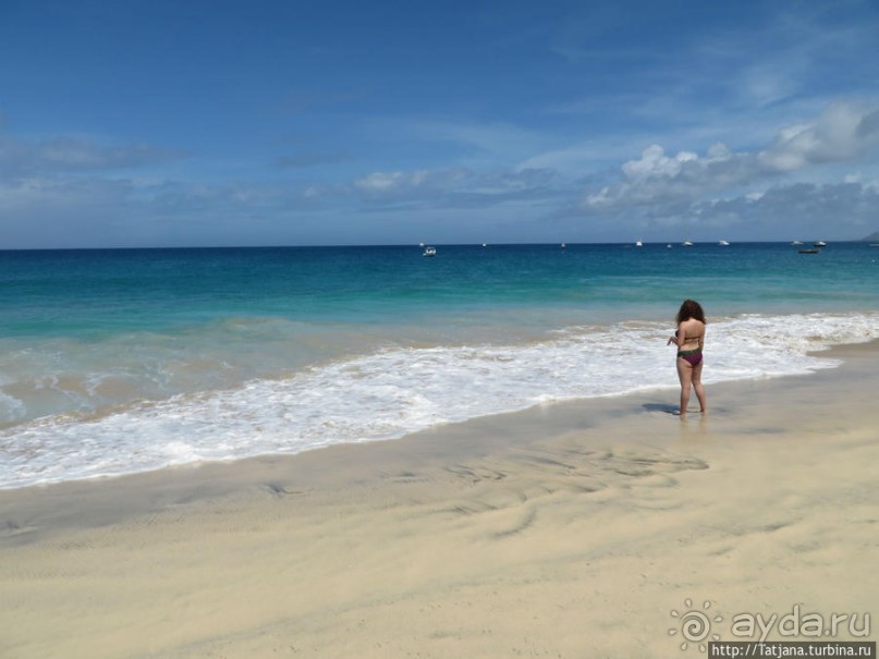 Широкий и прекрасный пляж и музыка волн