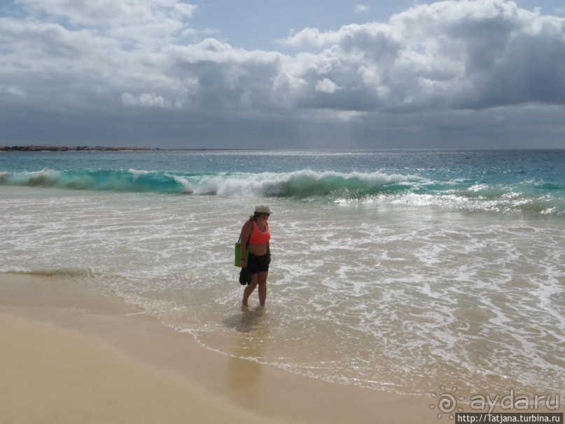 Широкий и прекрасный пляж и музыка волн
